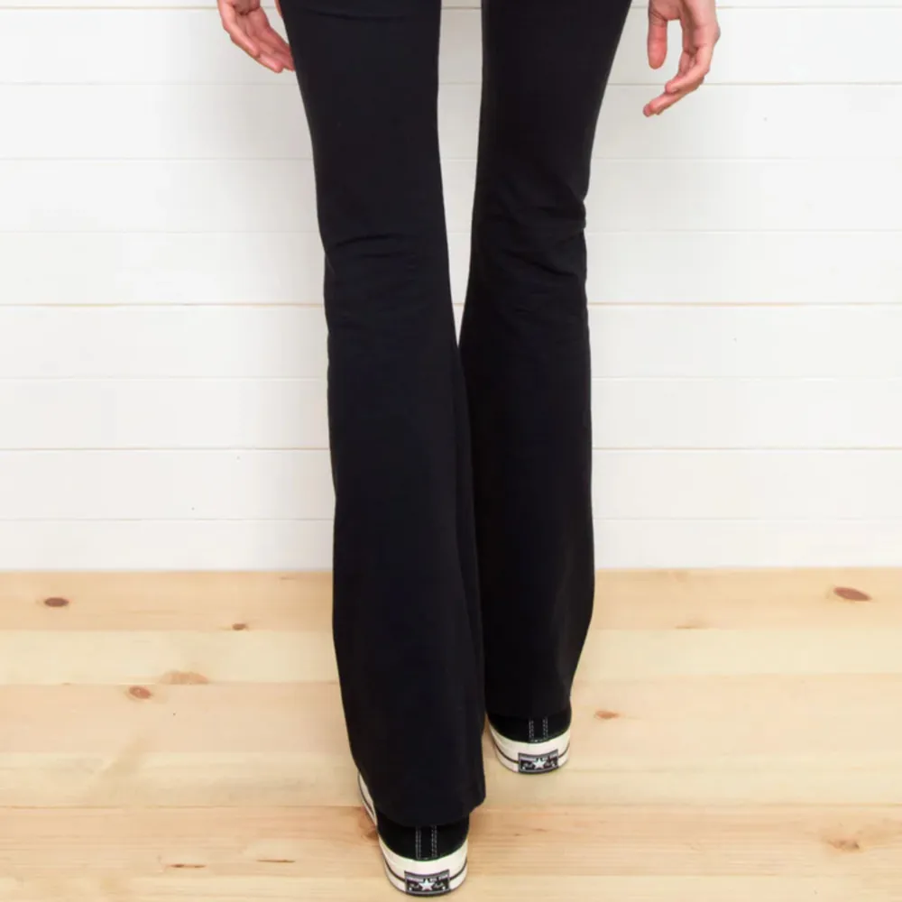 Svarta yogapants från Brandy Melville som är helt oanvända.. Jeans & Byxor.