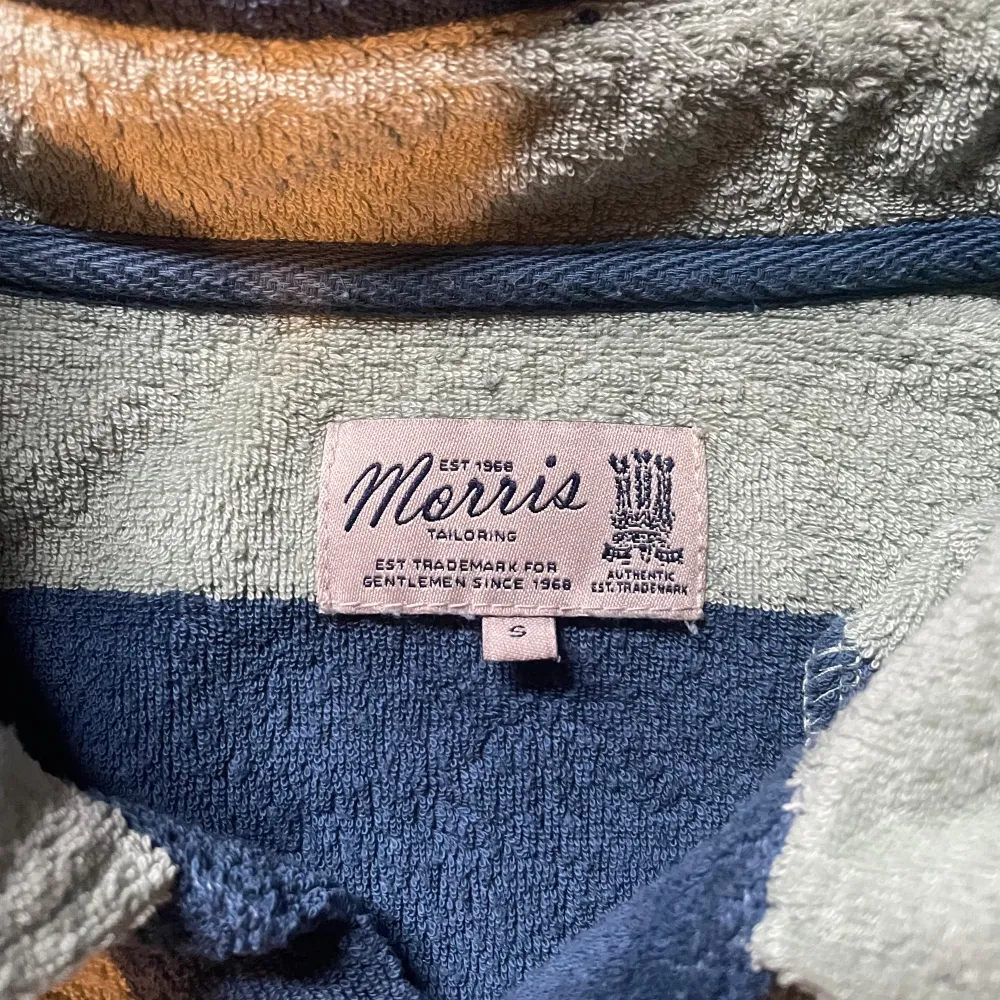 Säljer min sparsamt använda Frote Piké från Morris som jag köpte i höstas. Snygg tröja till sommaren som passar till det mesta.  Nypris: 900kr  Pris kan diskuteras vid snabb affär! . T-shirts.