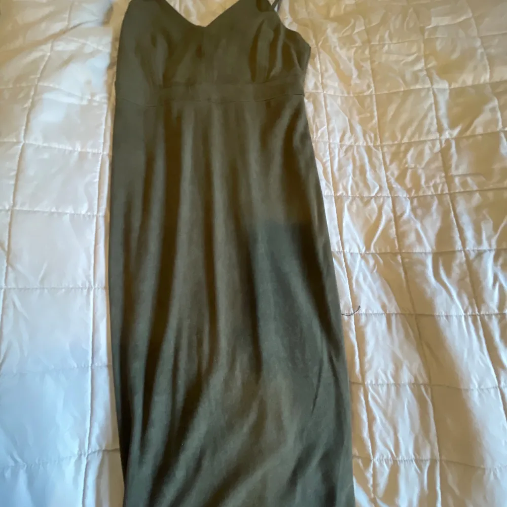 Jag säljer denna jätte fina långa tajta klänningen,jag fick den då ja inte har använt den men förra ägaren kanske har det💚Den är mörkt grön och material mocka,storlek 38.. Klänningar.
