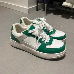 Sneakers - Vit/gröna sneakers från Pull&Bear i storlek 39, superfina och bekväma men kommer tyvärr inte till användning  Nypris ca 500 kr, säljer för 150
