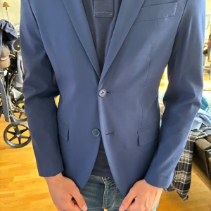 Dressmann kostym  - Kostym från dress man som killen i bilden hade på balen i 9an. Kostymen är ju för liten för han sen långt tillbaka. Använd en gång (endast för balen) byxor och kavajen medföljer i priset. 