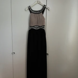 Balklänning - Vacker klänning som är använd endast en gång. Längd c:a 157 cm.