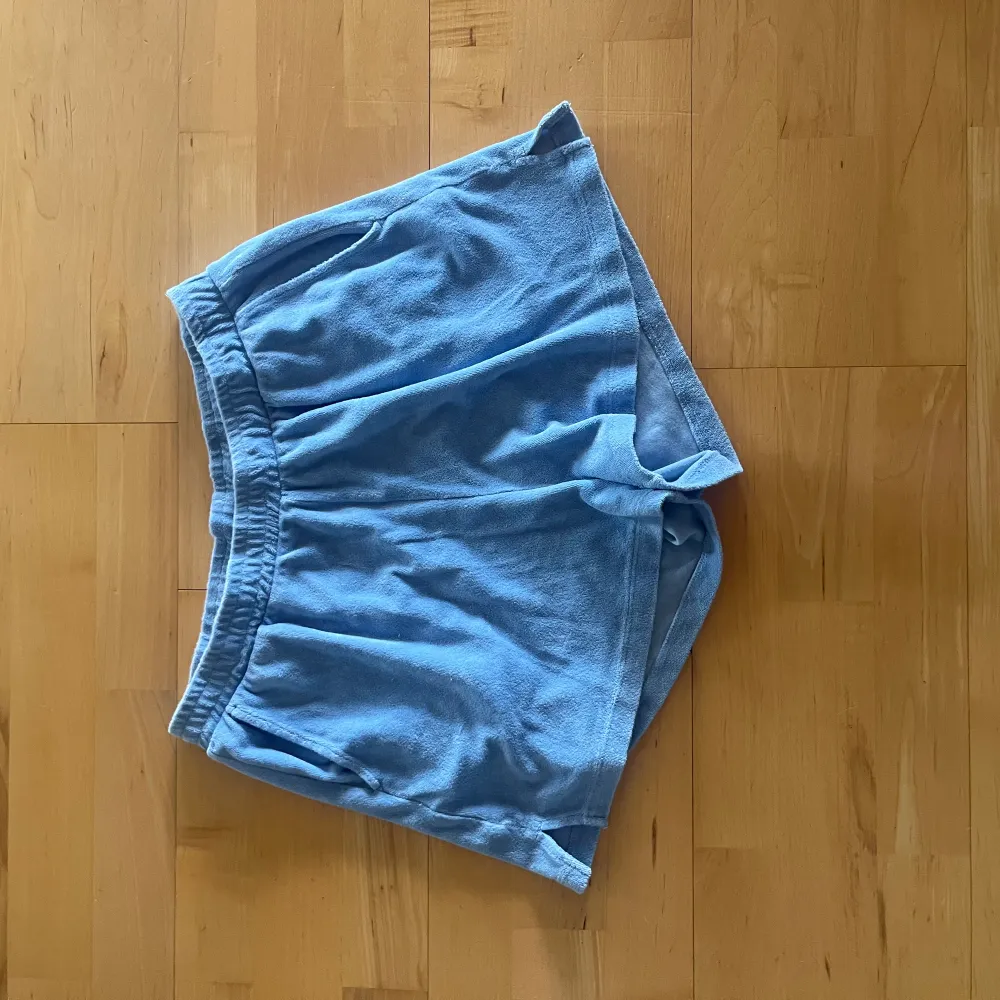 Jätteskönt blått mjukisset, perfekt till sommarn, storlek s på både shortsen och toppen, frotté. Tröjor & Koftor.