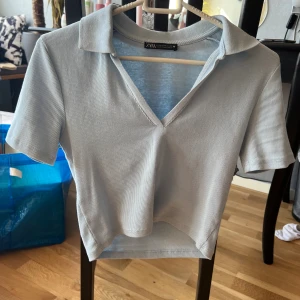 T-shirt från Zara - En ljusblå fin pike T-shirt i gott skick.  Använd bara några få gånger.