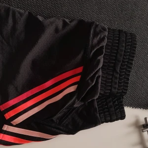 Svarta adidas shorts - Svarta träningsshorts från adidas, jag älskar dem men tyvärr så passar de ej. Väldigt bra skick.