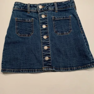 Jeanskjol - Fin jeanskjol i bra skick. 6 metallknappar. säljer pga den är för liten för mig. (Bilderna är gamla) kontakta mig om du vill se fler bilder💘