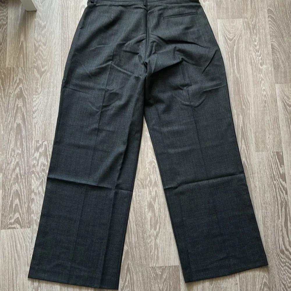 Vida kostymbyxor från urban outfitters ”Urban Renewal” kollektion. Inte använda så de är i nyskick. Jeans & Byxor.