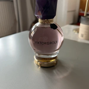 Parfym - Parfym från Viktor and Rolf , Good furtune EdP . 50 ml flaska , köptes på kicks för en vecka sedan för 1400kr . Endast testat 