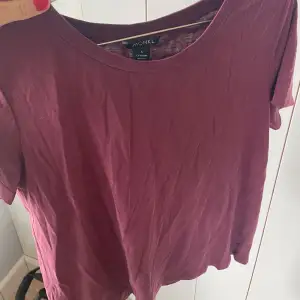 Vinröd t-shirt från Monki (storlek S) 