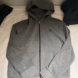 Polo Ralph Lauren Zip Up - Grå Polo Ralph Lauren zip up i storlek M. Relativt bra skick då den är lite nopprig. 