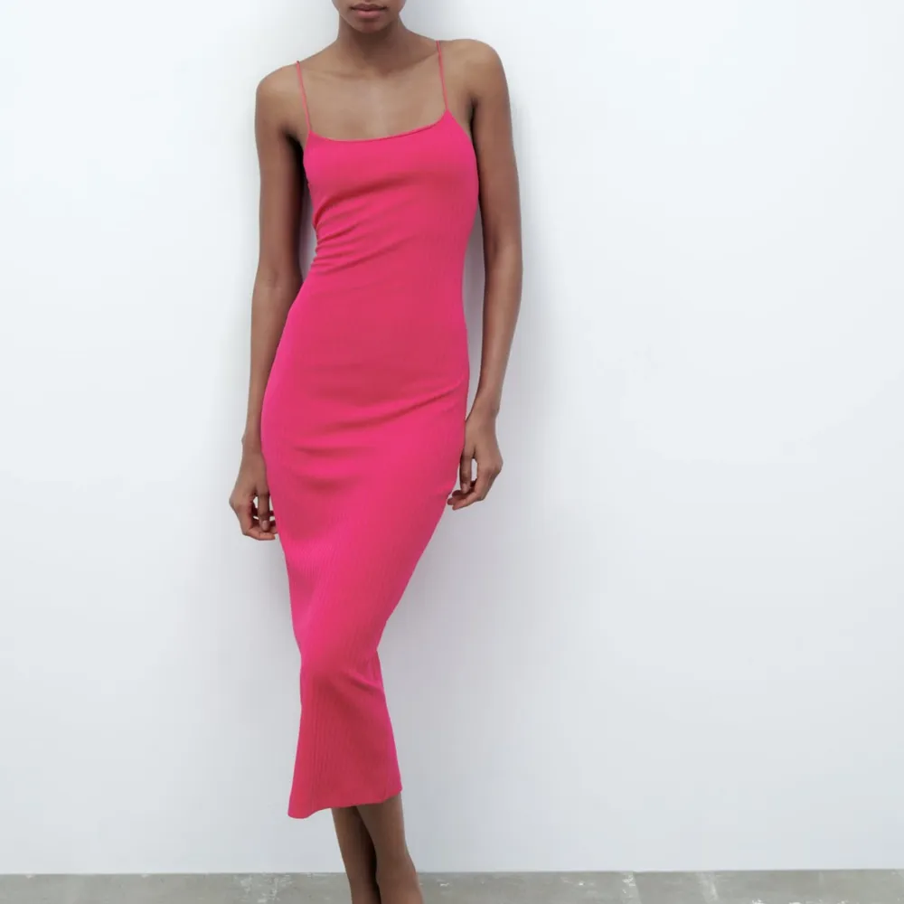 säljer denna rosa klänningen köpt förra året från zara💕 perfekt för sommaren ! figurnära och så fin men har inte fått användning så därför säljer jag. som ny💕. Klänningar.