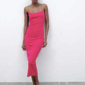 säljer denna rosa klänningen köpt förra året från zara💕 perfekt för sommaren ! figurnära och så fin men har inte fått användning så därför säljer jag. som ny💕
