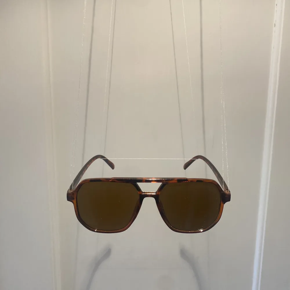 Sommarens grischigaste solglasögon modellen SAVANNAH från kollektionen III🍾. Fås även med ett exklusivt case med putsduk och en skyddspåse så du kan ha med dig glasögonen i fickan. Accessoarer.