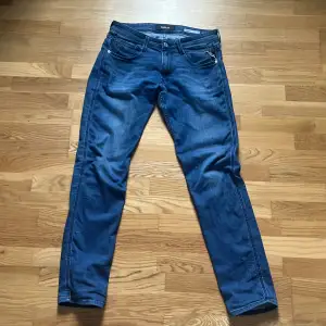 Säljer mina replay jeans storlek 31 34 skick 8/10 pris kan diskuteras vid snabb affär!