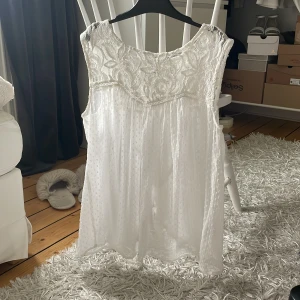 Spetstopp - Spetstopp från kappahl i storlek 36/38, ganska genomskinlig. Superfin men kommer tyvärr inte till användning