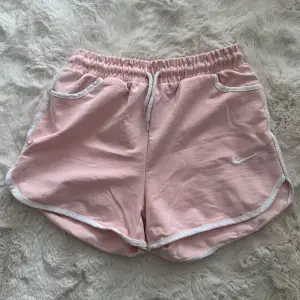 Nike shorts i rosa 