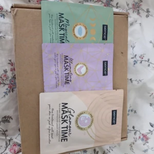 Ansiktsmask set - Säljer ett set med ansiktsmasker. Tre helt nya. En lip sheet mask, en under eye mask, en face sheet mask. Säljer alla för 20kr + frakt!