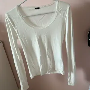 En långärmad tröja med spets i vitt. Från Lager 157 i storlek S.Den är aldrig använd men lappen är bortklippt. Den säljes pga jag inte gillar modellen.
