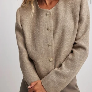 Jacka i tweed från Nakd - Jacka i tweed i storlek 36, nyskick, använd endast ett fåtal gånger. En bästsäljande vara på Nakds hemsida. Orginalpris 700kr