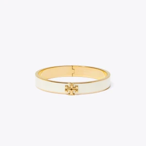 Tory Burch armband - Säljer mitt super fina vita tory burch armband🤍 armbandet är aldrig använt och kommer i nytt skick⭐️ nypris - 2638