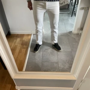 Levi 501 - I princip helt nya använt fåtal gånger i somras men inte mer än så. Säljer pga för små i midjan och för långa. Hör av er vid eventuella frågor!