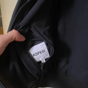 ASPESI WINDBREAKER/VÅRJACKA - nypris ~5500kr —> Mitt pris: 1249, bra skick, Soft windbreaker från det italienska märket ASPESI. Fick i present för 2 år sen men den har knappt använts. Kvittot är bortslarvat så det medföljer ej.
