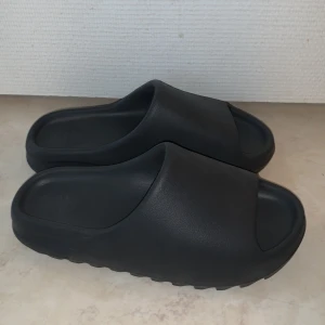 yeezy slides  - Säljer ett par yeezy slides som passar 45-46 och är i nyskick, aldrig använda utomhus 