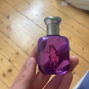 Polo Ralph Lauren parfym  - En parfym ifrån polo , använd några gånger som du ser  på bild 3 . 