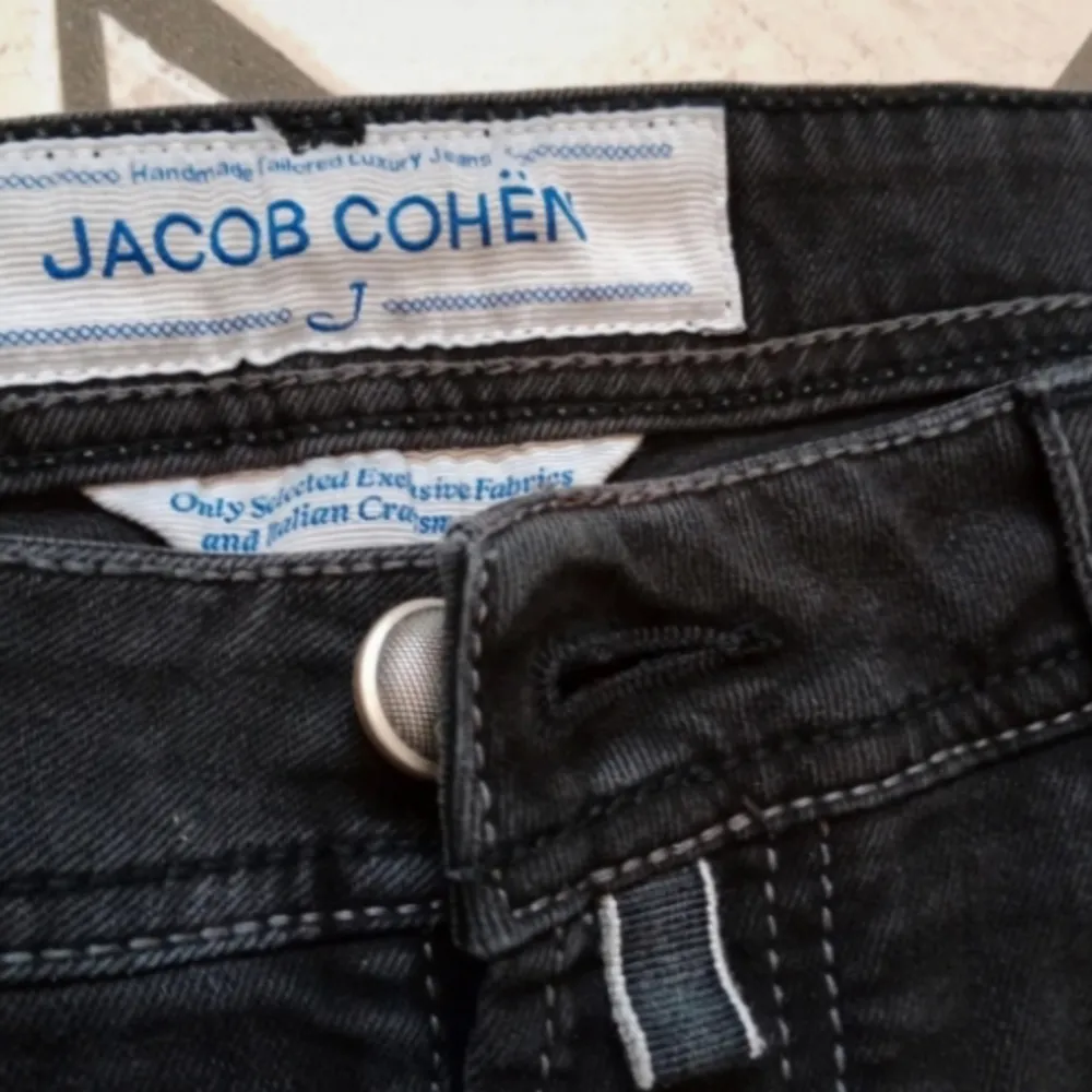 Säljer dessa feta jeansen från det exklusiva och populära märket Jacob Cohen🤩 Modellen heter J622 COMF. Size 31. Modellen på bilderna är 180 cm. Nypris runt 5000-6000 kr. Mitt pris 999 kr💫 OBS! Liten lagning mellan benen, inget som märks eller syns🌟. Jeans & Byxor.