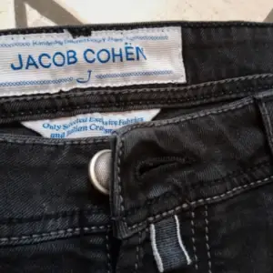 Säljer dessa feta jeansen från det exklusiva och populära märket Jacob Cohen🤩 Modellen heter J622 COMF. Size 31. Modellen på bilderna är 180 cm. Nypris runt 5000-6000 kr. Mitt pris 999 kr💫 OBS! Liten lagning mellan benen, inget som märks eller syns🌟