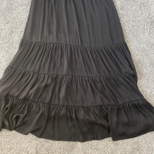 Långkjol - Superfin svart Långkjol från Gina tricot. Strl m, men den är stretchig så passar även som s/xs