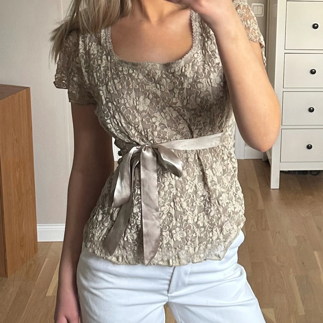 Beigeblus med rosett