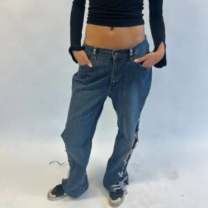 Jeans med nitar och snörning på sidan🐆🐆