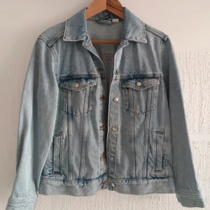 Super fin jeansjacka - Använd fåtal gånger, säljer då den tyvärr inte riktigt sitter så jag hade önskat! 