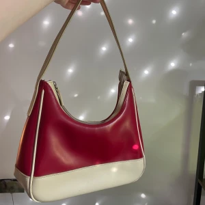 Esprit retro style vintage läderväska   - Väldigt bra kvalitet, dock lite små märken, men väldigt bra kvalitet för att vara vintage! Super cool och snygg!