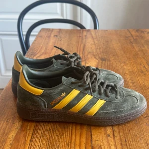 Adidas Spezial - Kikar intresse för superfina sparsamt använda Adidas Spezial som inte kommer till användning tillräckligt mycket. Storlek 38. 