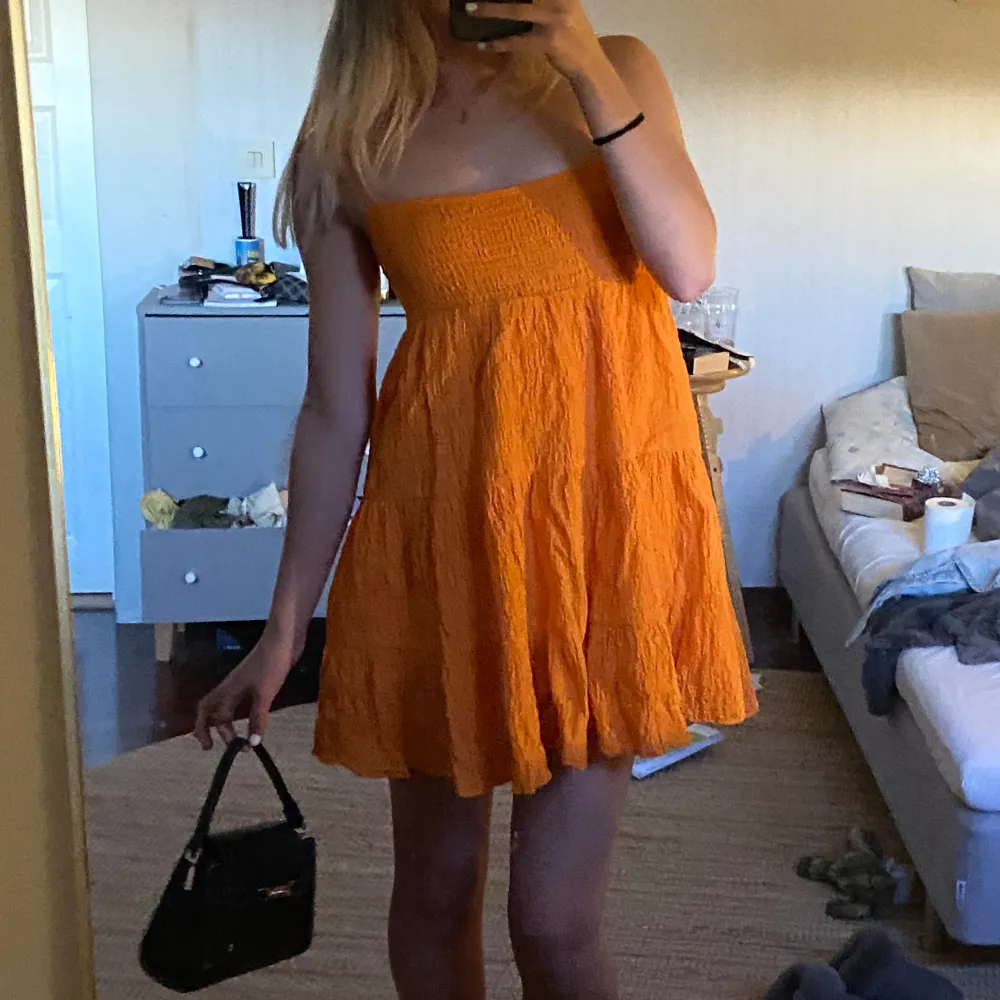 Söt orange klänning från Zara, aldrig använd🧡🧡🧡. Klänningar.