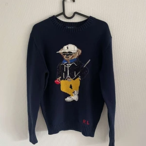 Ralph lauren stickad tröja - Marin blå Ralph lauren stickad tröja Inga skador alls eller täcken på användning. Sick:10/10 Passar mellan S och M Nypris runt 4000kr (lågt räknat)