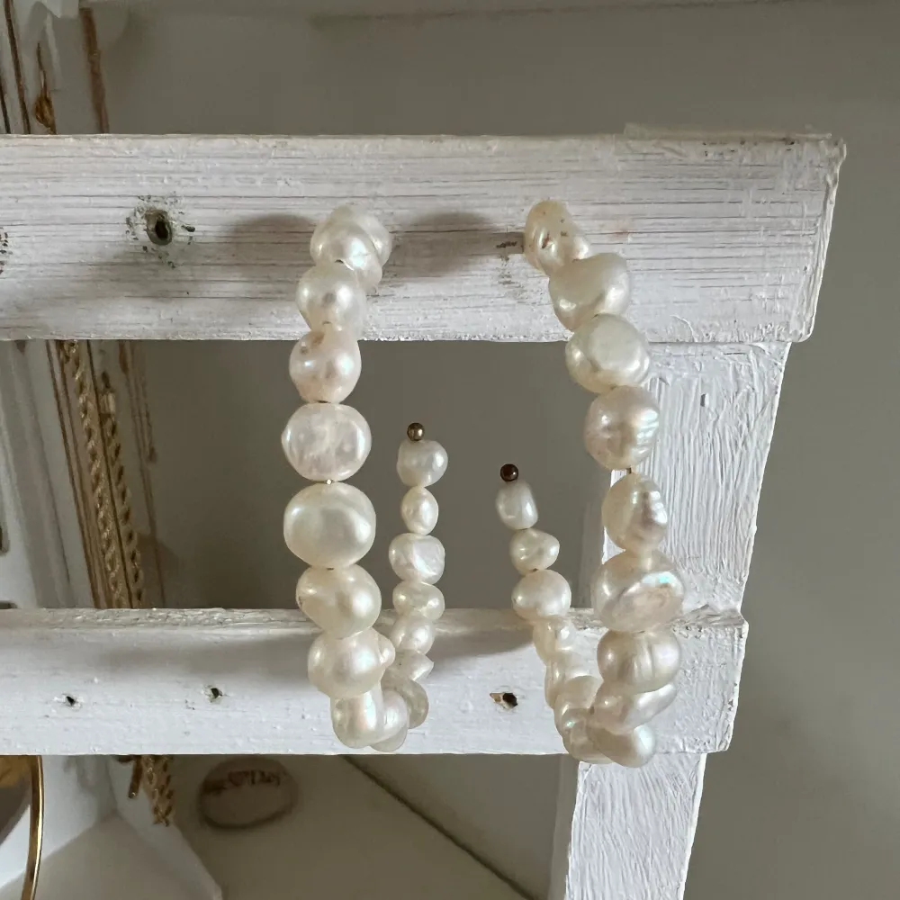 Ett par vita pärl örhängen, formade som ringar. Väldigt fina och gulliga.  Pärlorna blänker fint när man bär dem. Fint skick!   Pris går självklart att diskutera! . Accessoarer.