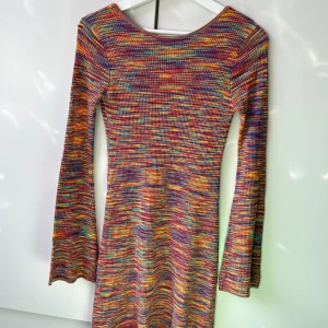 Öppen i ryggen klänning  - Klänning från ginatricot använd en gång! Super fint material och färg. Djup i ryggen se bild 2! Inga defekter som ny. Säljer för 250kr! 