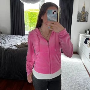 Velour zip-hoodie - Supersnygg velour zip-hoodie från Gina Tricot, nyskick använd va 3 gånger!