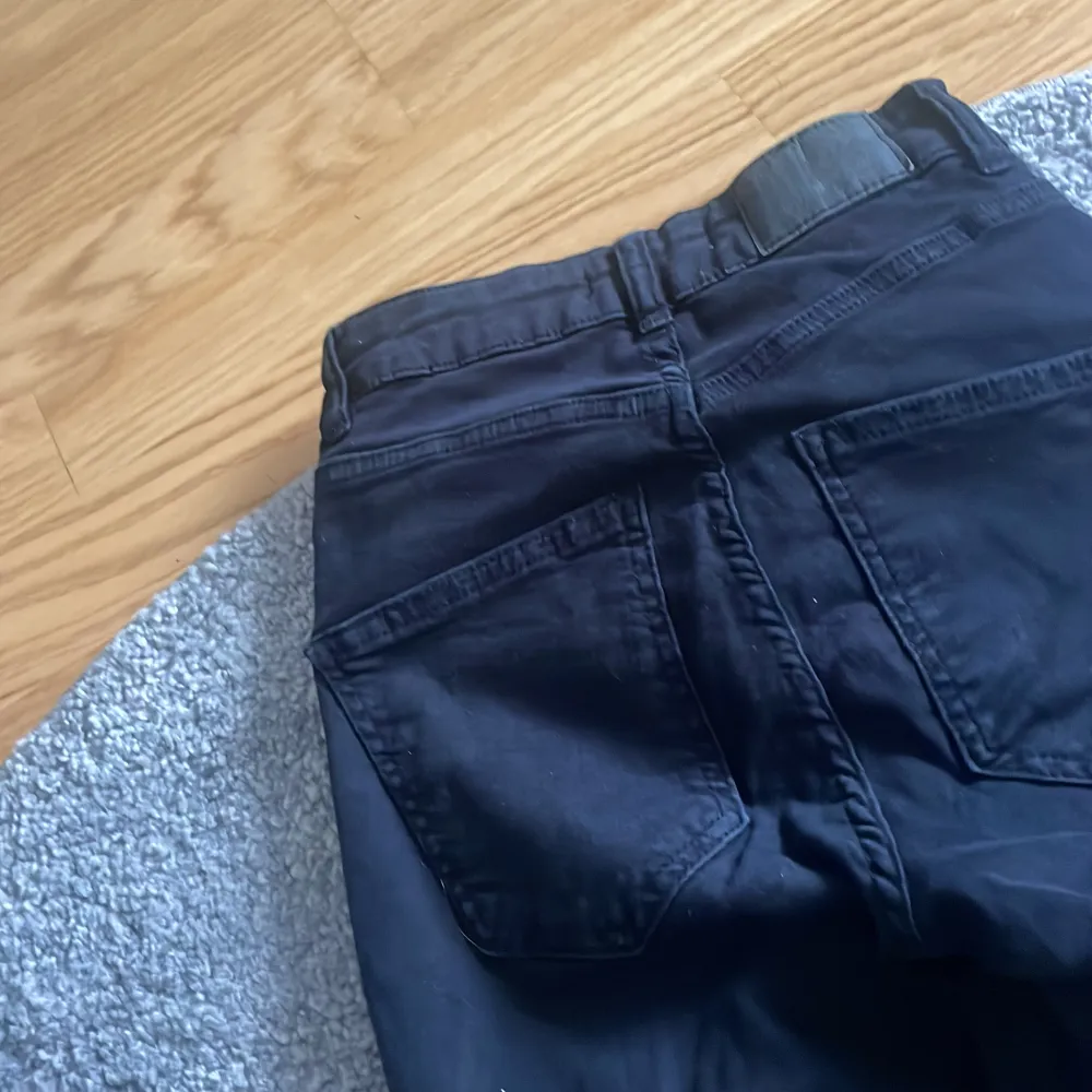 svarta bootcut jeans från Ginatricot i storlek XS. Helt okej skick, köpt för 299 säljes för 119 kr. Jeans & Byxor.
