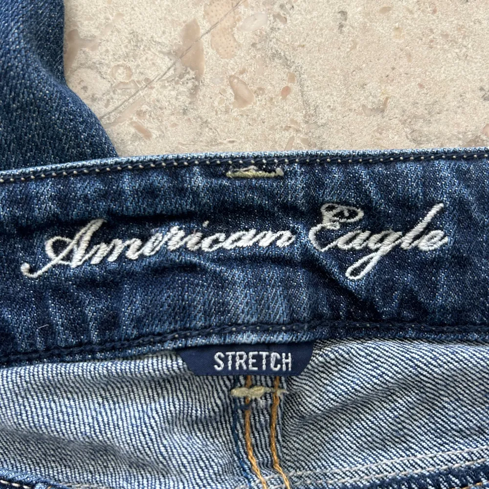Säljer dessa American eagle jeans som är super lågmidjade och jättecoola❣️❣️ Inga defekter förekommer❤️. Jeans & Byxor.