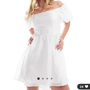 Fin studentklänning - Säljer denna fina studentklänning i storlek 38! Helt ny, jag hann inte lämna tillbaka klänningen i tid! Köpt för 519 kr.