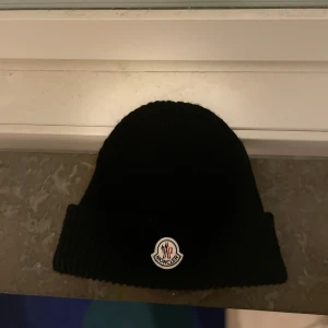 Säljer monclar mössa  - Pratar privat om mössan 