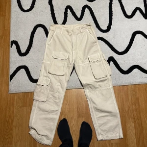 Ronning cargos  - Säljer dessa cargo pants från ronning dom har lite fläckar på sig men kanske kan gå bort i tvätten passar mig som är 174 men vet tyvär inte storleken hör bara av er för mer info och bilder 