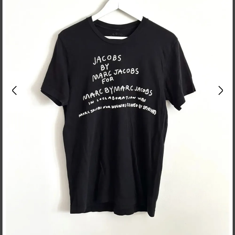 Supercool t-shirt från Marc Jacobs. Går för långt över 2000 begagnat. Trycket har spruckit lite smått på några ställen men det är inget man lägger märke till. Supersällsynt från 2014 och kommer nästan aldrig ut på marknaden!!!. T-shirts.