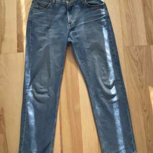 | Fina jeans från Lee i nyskick | Storlek 30/30 | Modellen är loose/regular fit skulle jag tippa på | Säljs för 200 kr | 