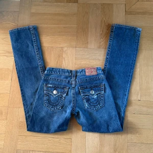 True Religion Jeans - Lågmidjade True Religion jeans i superfint skick. Använda fåtal gånger. Kontakta vid frågor🤍!