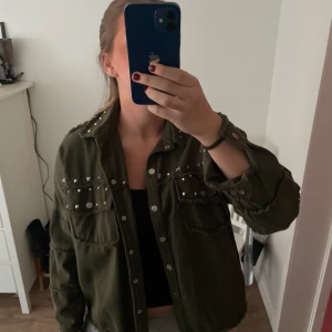 Grön jeansjacka med nitar  - Grön jeansjacka med nitar från zara
